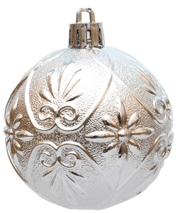 Detail van zilveren kerstbal met champagnegoud bloemenreliëf en ophanghaakje