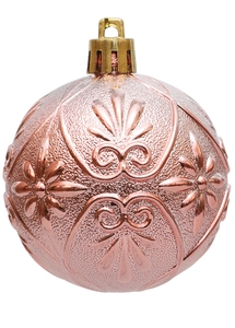 Gedetailleerde macro van een roségouden kerstbal met verfijnd bloemenreliëf voor boom