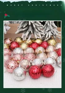 Détail de boules de Noël de 6 cm avec motifs de maisons en relief et textures festives