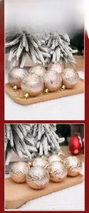 Motifs en relief de maisons et flocons sur des boules de Noël de couleur or champagne