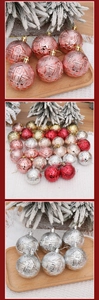 Vue détaillée des boules de Noël de 6 cm avec motifs de villas en relief et finition dorée