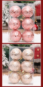Détail de boules de Noël de 6 cm avec motifs de rennes et flocons en relief rose et doré