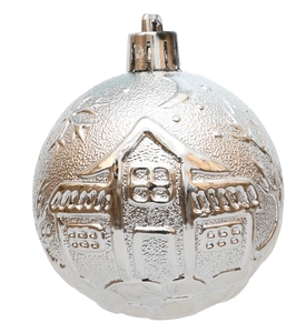 Détail de la boule de Noël argentée de 6 cm avec motifs de maison et d'arbres gaufrés