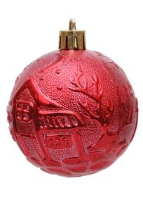 Détail d'une boule de Noël rouge de 6cm avec motifs de rennes et de chalets enneigés