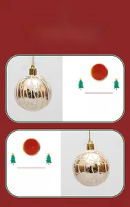 Nahaufnahme einer goldenen Weihnachtskugel mit weißer Spiralstruktur und goldener Aufhängung