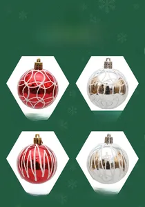 Detailsicht auf rote und silberne Weihnachtskugeln mit weißen Glitzer-Spiralmustern