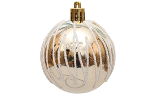 Detail einer 6cm champagnergoldenen Weihnachtskugel mit Glitzermuster und Aufhängung