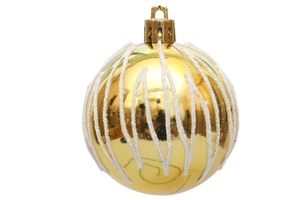 Detailansicht einer goldenen Weihnachtskugel mit weißen Glitzerwellen und Aufhängung