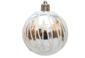 Detail einer 6cm versilberten Weihnachtskugel mit weißem Glitzer-Wellenmuster