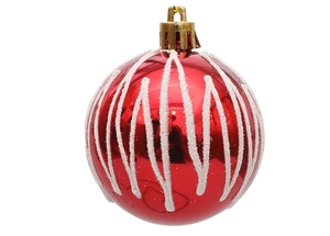 Detail der roten Weihnachtskugel mit weißem Glitzermuster und goldener Kappe