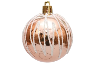 Nahaufnahme der roségoldenen Weihnachtskugel mit weißem Glitzerdekor und Goldkappe