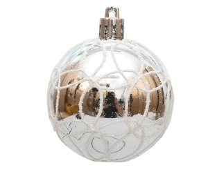 Nahaufnahme der silber-goldenen Weihnachtskugel mit weißem Glitzerdekor und Aufhängung