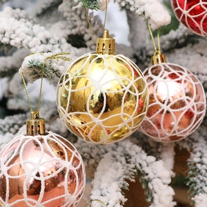 6cm große Weihnachtskugeln mit weißem Frostgittermuster auf verschneiten Zweigen