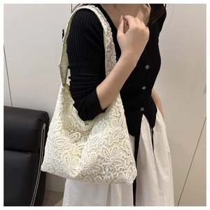 Broderie détaillée de grandes fleurs en dentelle sur un sac fourre-tout crème
