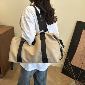 Sac polochon beige minimaliste grande capacité pour voyage et fitness au design épuré
