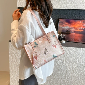 Sac tote en soie rose avec broderie orientale, poignée en bambou et détail de glands