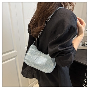 Détail du sac hobo à paillettes bleu clair avec chaîne argentée et texture brillante