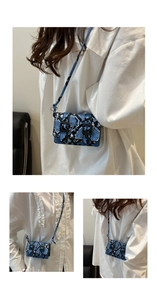 Vues détaillées d'un mini sac bandoulière bleu motif serpent avec double boucle