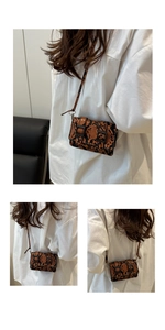 Détail du mini sac bandoulière tendance à imprimé serpent orange et boucles noires