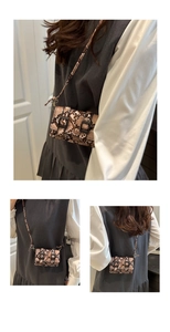 Détail d'un mini sac bandoulière à motif serpent marron avec boucles noires et sangle