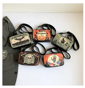 Λεπτομερής κάτοψη από πέντε τσάντες Halloween με διάφορα εορταστικά τυπώματα