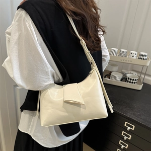 Sac hobo rétro français en similicuir crème avec silhouette trapèze et rabat élégant