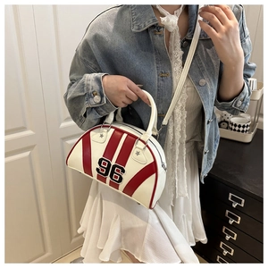 Détail d'un sac à main rétro en cuir blanc avec rayures rouges et broderie 96 sur un mannequin