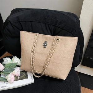 Sac cabas beige avec gaufrage tête de mort, chaîne dorée et pendentif tête de mort