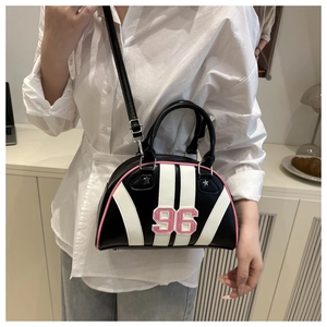 Détail d'un sac bowling noir rétro style sport avec bordure rose et écusson numéro 96