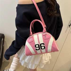 Sac bowling rose et blanc tendance avec broderie numéro 96 et rivets en forme d'étoile