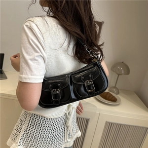 Sac baguette rétro en cuir noir avec deux poches avant et boucle en métal pour femme