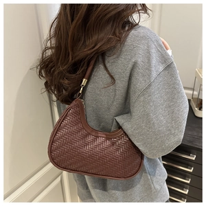 Dettaglio della borsa hobo in pelle intrecciata testa di moro con hardware dorato a spalla