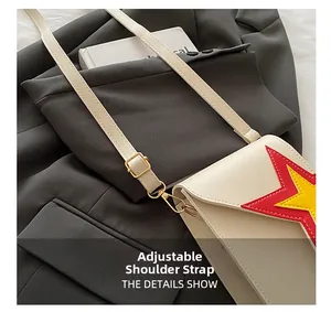 Détail de la bandoulière réglable en cuir avec boucle dorée sur un sac beige chic