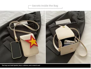Détail du sac bandoulière crème avec écusson étoile et vue du rangement interne