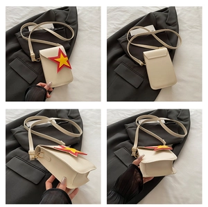Vues multiples d'un sac bandoulière en cuir crème avec un motif d'étoile coloré détaillé