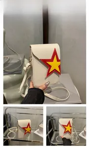 Détails de la pochette bandoulière en cuir PU blanc avec écussons étoiles rouge et jaune