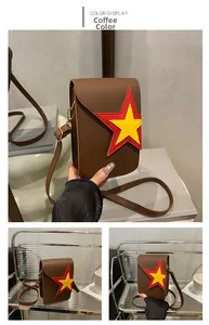 Détail d'un sac bandoulière marron en similicuir avec application étoile et sangle