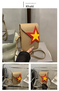 Détail du sac bandoulière kaki avec une étoile rouge et jaune cousue sur le rabat