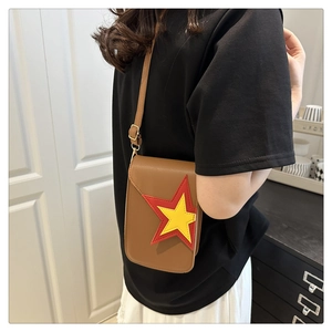 Petit sac bandoulière marron en cuir PU avec étoiles porté par un mannequin
