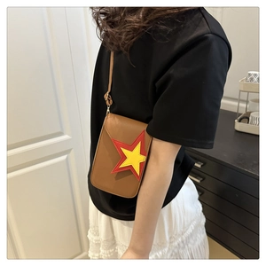 Mini sac bandoulière marron en similicuir avec patch étoile porté par un mannequin