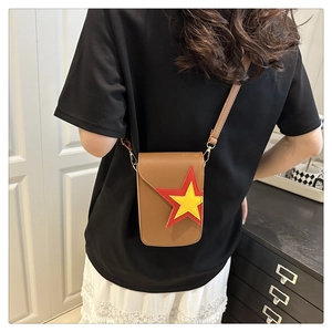 Vue arrière du sac à bandoulière en similicuir marron avec écusson étoile et sangle
