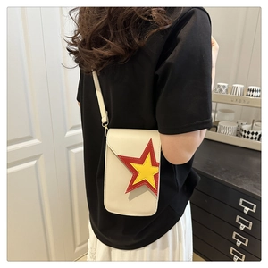 Détail du sac bandoulière blanc cassé avec motif étoile rouge et jaune sur mannequin