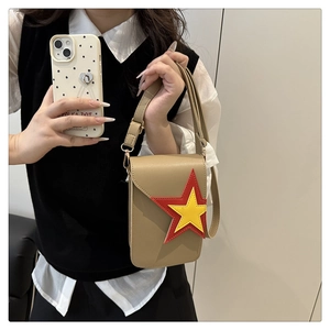 Détail du sac de téléphone en cuir kaki avec décoration d'étoile rouge et jaune vive