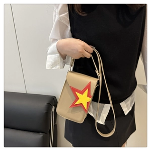 Détail d'un sac bandoulière en similicuir beige avec un motif d'étoile double coloré