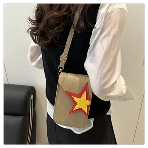 Détail du sac bandoulière kaki avec écusson étoile rouge et jaune et bandoulière