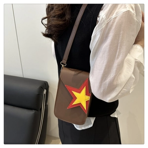 Vue latérale détaillée du mini sac bandoulière marron avec appliqué d'étoiles et fine lanière