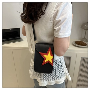 Vue détaillée du sac à bandoulière noir avec surpiqûres étoiles rouges et jaunes