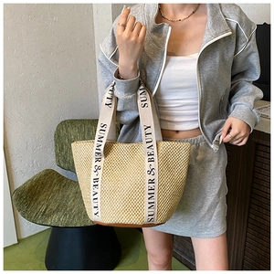 Détail du sac en paille avec anses lettrées Summer & Beauty et fond en cuir renforcé