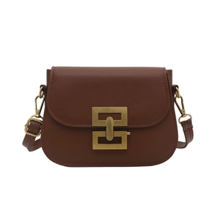 Braune Retro-Satteltasche aus Leder mit goldenem Metallverschluss vor weißem Hintergrund