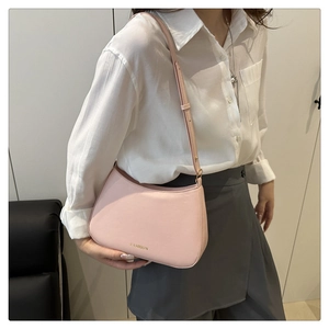 Detailansicht der hellrosa Ledertasche mit goldenem FASHION-Schriftzug und Reißverschluss